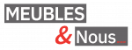 Logo Meubles et Nous avec un texte blanc sur fond gris et une esperluette rouge sur fond blanc